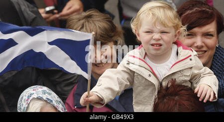 Un giovane fan attende l'autobus scoperto che porta i vincitori delle medaglie olimpiche David Florence, Ross Edgar, Katherine Grainger e Chris Hoy durante una sfilata a Edimburgo. Foto Stock