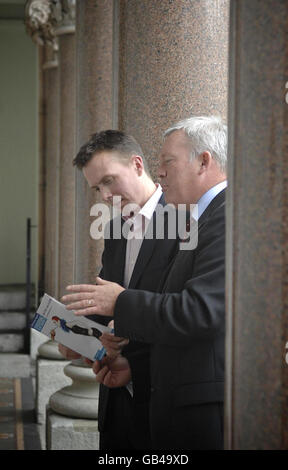 Il direttore del Festival Graeme Farrow (a sinistra) e Cormack McCarthy, Chief Executive della Ulster Bank al lancio dell'Ulster Bank Belfast Festival alla Queens University di Belfast. Foto Stock