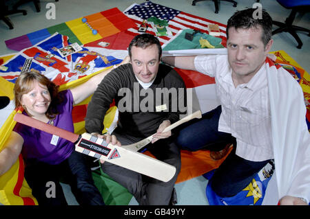 (Da sinistra a destra) Jenny Giraldean, Darren o'Reiley e Noel McGuigan partecipano a una conferenza speciale sulla condivisione delle loro competenze in materia di integrazione pratica presso l'Hazelwood Integrated College, a Belfast. Foto Stock