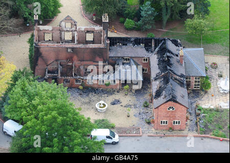 Una vista aerea sulla tenuta di campagna a Maesbrook, vicino a Oswestry, Shropshire, dove un milionario e la sua famiglia erano dispersi dopo che la loro proprietà di campagna è stata bruciata in un attacco di arson sospetto. Foto Stock