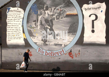 Murales politici sulla bassa Shankill Estate, Belfast, alcuni dei quali sono già stati dipinti, altri con simboli paramilitari saranno dipinti nei prossimi giorni. Foto Stock