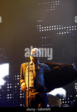 Michael Stipe di REM si esibisce dal vivo sul palco dello stadio di rugby di Twickenham a West London. Foto Stock