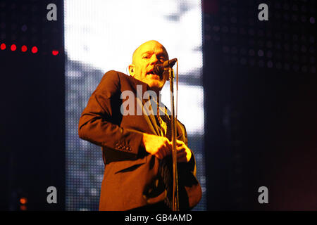 Michael Stipe di REM si esibisce dal vivo sul palco dello stadio di rugby di Twickenham a West London. Foto Stock