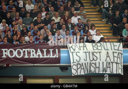 Calcio - Barclays Premier League - Aston Villa / Liverpool - Villa Park. Aston Villa tifosi negli stand, con un banner rivolto al Liverpool manager Rafael Benitez. Foto Stock