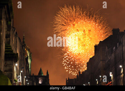 Il Royal Mile di Edimburgo celebra la fine del Festival Internazionale di Edimburgo con concerti di fuochi d'artificio eseguiti dal vivo dalla Scottish Chamber Orchestra, con una coreografia di fuochi d'artificio sullo sfondo del Castello di Edimburgo. Foto Stock