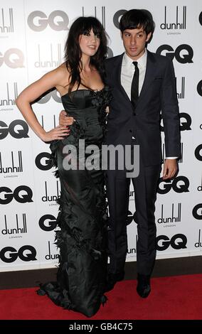 Mark Ronson e Daisy Lowe arrivano per i GQ Men of the Year Awards 2008, Royal Opera House, Covent Garden, Londra. Foto Stock