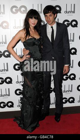 Mark Ronson e Daisy Lowe arrivano per i GQ Men of the Year Awards 2008, Royal Opera House, Covent Garden, Londra. Foto Stock