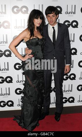 Mark Ronson e Daisy Lowe arrivano per i GQ Men of the Year Awards 2008, Royal Opera House, Covent Garden, Londra. Foto Stock