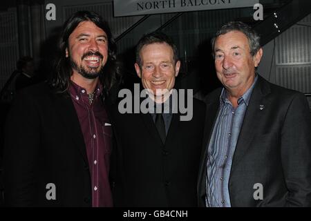 Dave Grohl (l), Nick Mason (r) e John Paul Jones all'afterparty per i GQ Men of the Year Awards 2008, Royal Opera House, Covent Garden, Londra. Foto Stock