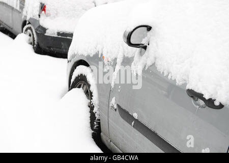 Dettaglio delle vetture parcheggiate nella neve profonda a Tunbridge Wells, Kent, Regno Unito Foto Stock