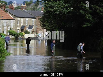 Una vista generale di Sinnington, North Yorkshire, dove gli abitanti del villaggio trovano la strada principale attraverso il loro villaggio sotto acque profonde alluvioni oggi a seguito di precipitazioni torrenziali. Foto Stock