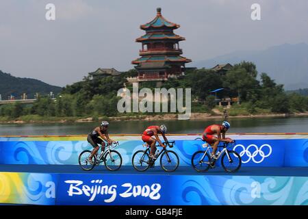 Concorrente durante la fase ciclistica del Triathlon maschile alla sede del Triathlon a Pechino durante i Giochi Olimpici di Pechino del 2008. Foto Stock