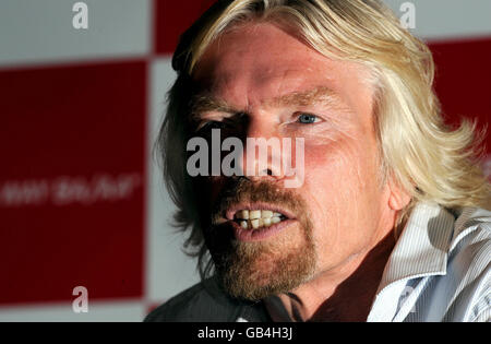 Richard Branson svela la campagna No Way BA/AA di Virgin Atlantic, in opposizione al monopolio proposto tra British Airways, American Airlines e Iberia all'aeroporto di Heathrow a Londra. Foto Stock