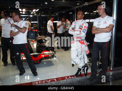 Il Gran Bretagna Lewis Hamilton guarda la pioggia dalla parte anteriore del garage durante una sessione di prove a Monza, Italia. Foto Stock