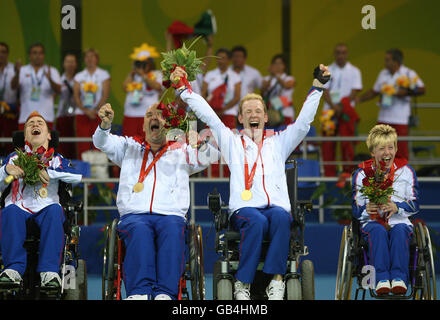 David Smith, Nigel Murray, Dan Bentley e Zoe Robinson della Gran Bretagna (sinistra - destra) celebrano con loro le medaglie d'oro durante la finale nella Fencing Hall of National Convention Center ai Giochi Paralimpici di Pechino 2008, Cina. Foto Stock