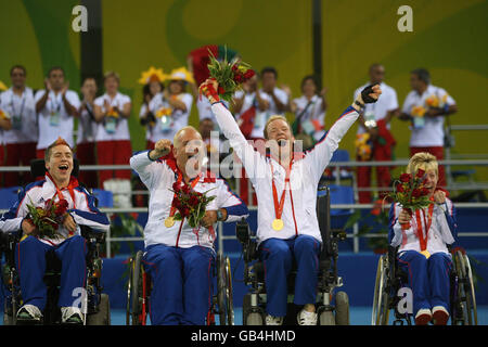 David Smith, Nigel Murray, Dan Bentley e Zoe Robinson della Gran Bretagna (a sinistra - a destra) con le loro medaglie d'oro dopo la finale nella Sala di scherma del Centro Convegni Nazionale ai Giochi Paralimpici di Pechino 2008, Cina. Foto Stock