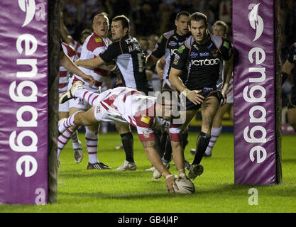 Harrison Hansen di Wigan supera la fila per segnare la seconda prova durante il gioco di eliminazione Engage Super League allo Stobart Stadium di Widnes. Foto Stock