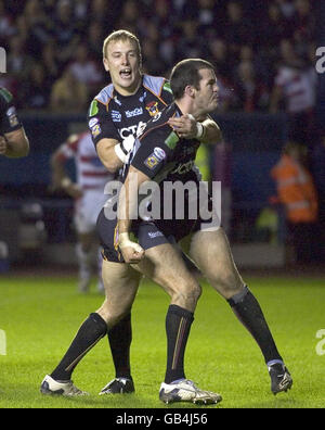 Simon Finnigan di Bradford festeggia la sua seconda metà di prova con il compagno di squadra Michael Plattin durante l'Engage Super League Elimination Play-off allo Stobart Stadium di Widnes. Foto Stock