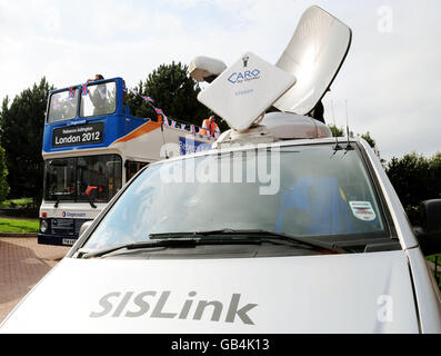 SIS link van fuori dal centro amministrativo di Mansfield per coprire la medaglia d'oro olimpica Rebecca Adlington in una sfilata di autobus attraverso Mansfield. Foto Stock