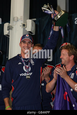 Il capitano inglese Kevin Pietersen festeggia con il NatWest Trophy dopo aver battuto il Sudafrica nella serie 4-0, durante il quinto giorno internazionale allo stadio SWALEC di Cardiff. Foto Stock