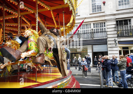 Un esecutore vestito da Hagrid da Harry Potter al Festival di Regent Street, nel West End di Londra. Foto Stock