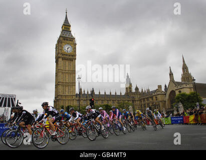 I ciclisti passano attraverso Parliament Square durante la prima tappa del Tour of Britain Cycle Race, Londra. Foto Stock