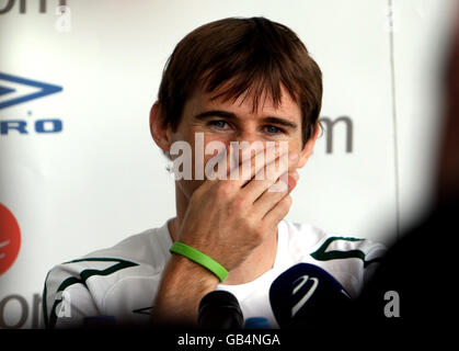 Calcio - Coppa del mondo FIFA 2010 - turno di qualificazione - Gruppo otto - Conferenza stampa della Repubblica d'Irlanda - Stadion am Halberg. Kevin Kilbane della Repubblica d'Irlanda parla durante una conferenza stampa allo Stadion am Halberg, Wehen, Germania. Foto Stock