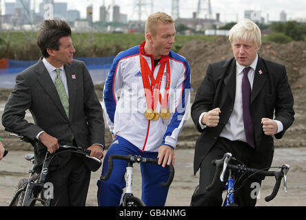 London Organising Committee for the Olympic Games, Chairman Seb Coe, LEFT, British triple Gold Medal Winning Cyclist Chris Hoy e Mayor of London Boris Johnson Visita il sito del nuovo VeloPark di Londra 2012, che ospiterà gli eventi ciclistici ai Giochi Olimpici di Londra 2012. Foto Stock