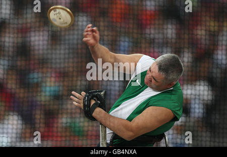 Gareth Culliton, irlandese, in gara nel Discus F33 Fina maschile ai Giochi Paralimpici di Pechino 2008 presso il National Stadium, Cina. Foto Stock