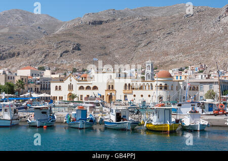 La vista del porto che mostra Town & Prefettura Hall, Pothia (Pothaia), Kalymnos, del Dodecaneso, Egeo Meridionale Regione, Grecia Foto Stock