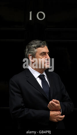 Il primo ministro britannico Gordon Brown prima dell'incontro con il primo ministro italiano Silvio Berlusconi al numero 10, Downing Street, Londra. Foto Stock