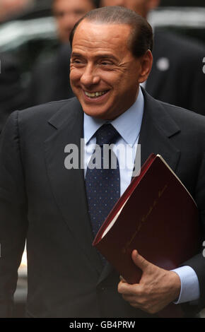 Il primo ministro italiano Silvio Berlusconi prima dell'incontro con il primo ministro britannico Gordon Brown al numero 10, Downing Street, Londra. Foto Stock