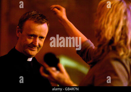 Padre Martin o'Hagan di 'i sacerdoti' si prepara per il loro concerto di debutto nella chiesa cattolica di San Patrizio, Armagh. PREMERE ASSOCAITION Photo. Data immagine: Martedì 9 settembre 2008. I sacerdoti sono un fenomeno musicale globale, tre Padri Cattolici di mezza età, scoperti nelle parrocchie dell'Irlanda del Nord da Sony BMG, e sottoscritti a un contratto da milioni di persone per la registrazione della musica, che sembra già destinato a catturare l'immaginazione e lo spirito del mondo. Il loro album di debutto sarà pubblicato nel novembre di quest'anno in più di 30 paesi, tra cui il Regno Unito e la maggior parte dell'Europa, Stati Uniti, il Foto Stock