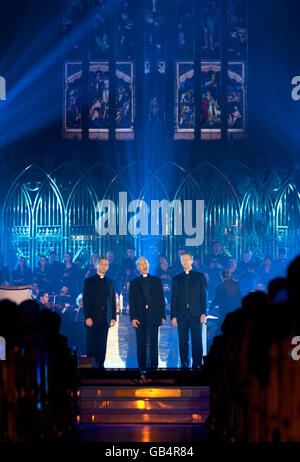 Padre Eugene o'Hagan, Padre Martin o'Hagan e Padre David Delargey dei "sacerdoti" si esibiscono durante il loro concerto di debutto nella chiesa cattolica di San Patrizio, Armagh. PREMERE ASSOCAITION Photo. Data immagine: Martedì 9 settembre 2008. I sacerdoti sono un fenomeno musicale globale, tre Padri Cattolici di mezza età, scoperti nelle parrocchie dell'Irlanda del Nord da Sony BMG, e sottoscritti a un contratto da milioni di persone per la registrazione della musica, che sembra già destinato a catturare l'immaginazione e lo spirito del mondo. Il loro album di debutto sarà pubblicato nel novembre di quest'anno in più di 30 paesi Foto Stock