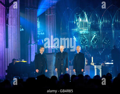 I sacerdoti del debutto in concerto - Italia Foto Stock