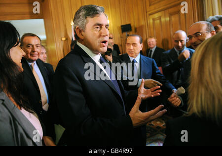 Il primo Ministro Gordon Brown incontra i giornalisti italiani dopo aver tenuto una conferenza stampa con il primo Ministro italiano Silvio Berlusconi al numero 10, Downing Street, Londra. Foto Stock