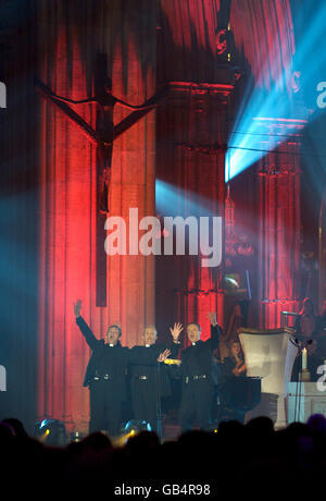 I sacerdoti del debutto in concerto - Italia Foto Stock