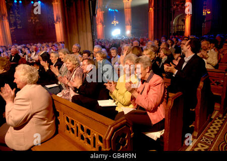 I sacerdoti del debutto in concerto - Italia Foto Stock