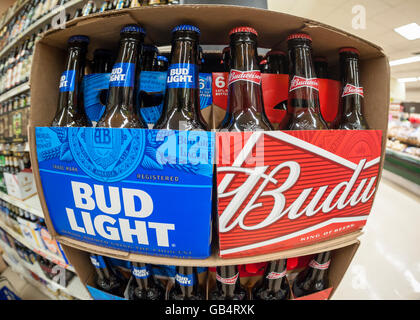 Un display di Budweiser e Bud Light birra da parte del fabbricante di birra Anheuser-Busch in un supermercato a New York il giovedì, 30 giugno 2016. (© Richard B. Levine) Foto Stock