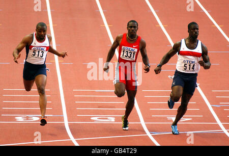 La Gran Bretagna Dwain Chambers (514) vince la semifinale di 100m Del compagno di squadra Darren Campbell (513) e Darrel di Trinidad e Tobago Marrone (1331) Foto Stock