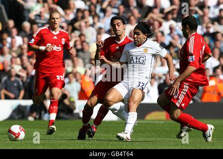 Carlos Tevez (centro) di Manchester United combatte per la palla, con Alvaro Arbeloa di Liverpool e Javier Mascherano (a destra). Foto Stock