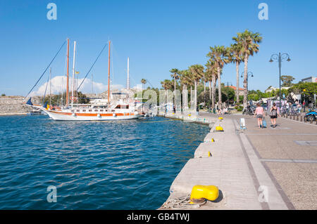 Barche nel porto, la città di Kos, Kos (Cos), del Dodecaneso, Egeo Meridionale Regione, Grecia Foto Stock