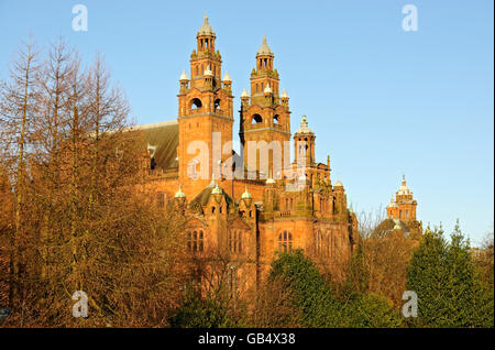 Kelvingrove Art Gallery and Museum visto da Kelvin via Ponte, Glasgow, Scotland, Regno Unito, Europa Foto Stock