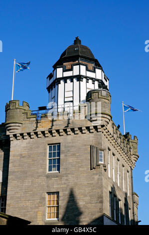 La torre di Outlook e Camera Obscura sul Royal Mile di Edimburgo, Scozia, Regno Unito, Europa Foto Stock