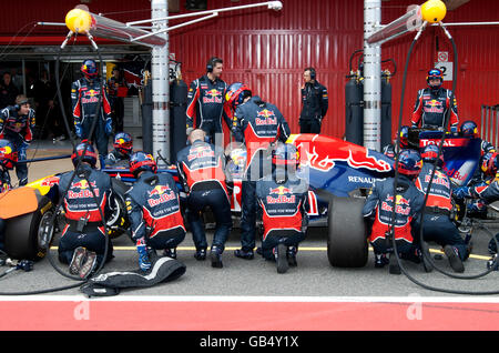 Pit-stop di Sebastian Vettel, Germania, nella sua Red Bull Racing-Renault RB7, Formula 1 i test sul Circuito de Catalunya race Foto Stock