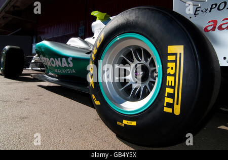 Pirelli - Pirelli pneumatici su una Mercedes GP-Mercedes MGP W02, Formula 1 i test sul Circuito de Catalunya race track in Barcellona, Spagna Foto Stock