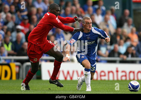 Calcio - Coca-Cola Football League One - Oldham Athletic / Milton Keynes Dons - Boundary Park. Lewis Alessandra di Oldham Athletic (a destra) e Jude Stirling di Milton Keynes Dons lottano per la palla Foto Stock