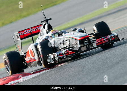 Driver britannico Lewis Hamilton alla guida della sua McLaren-Mercedes MP4-26 auto motor sports, Formula 1 i test sul Circuito de Foto Stock