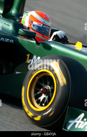 Il pilota italiano Jarno Trulli alla guida del suo team Lotus-Cosworth T128 Auto Motor Sports, Formula 1 i test sul Circuito de Foto Stock