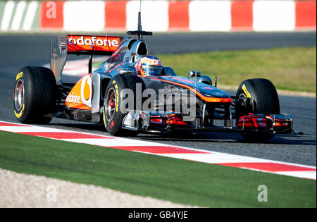 Jenson Button, Gran Bretagna, nella sua McLaren-Mercedes MP4-26 race car, motor sports, Formula 1 test sul Circuito de Catalunya Foto Stock